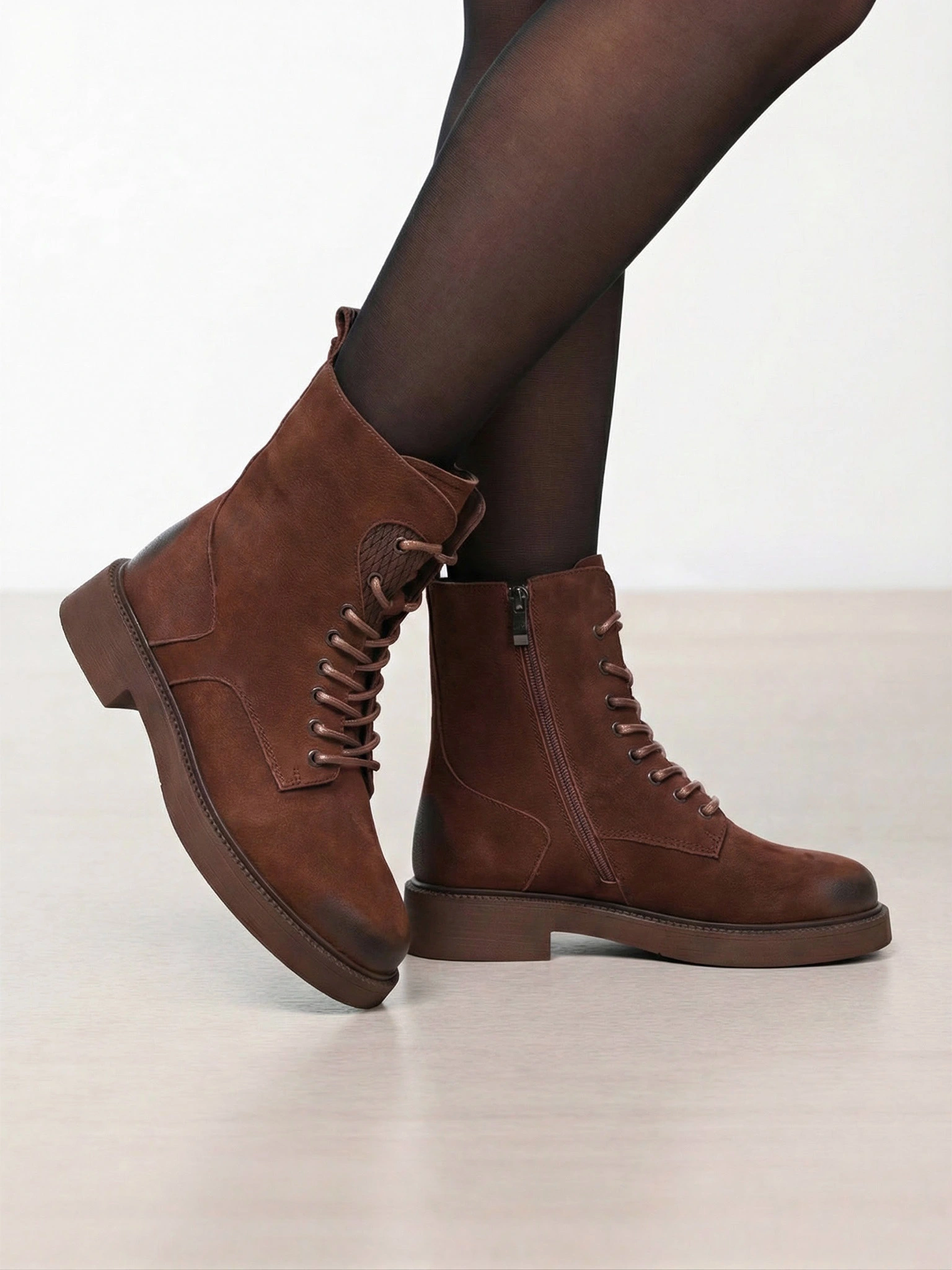 Ботинки-дерби коричневого цвета на среднем каблуке